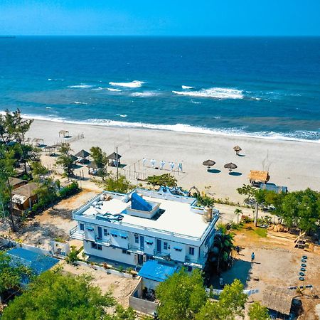 Club Monet Beachfront Resort By Cocotel Cabangan Dış mekan fotoğraf